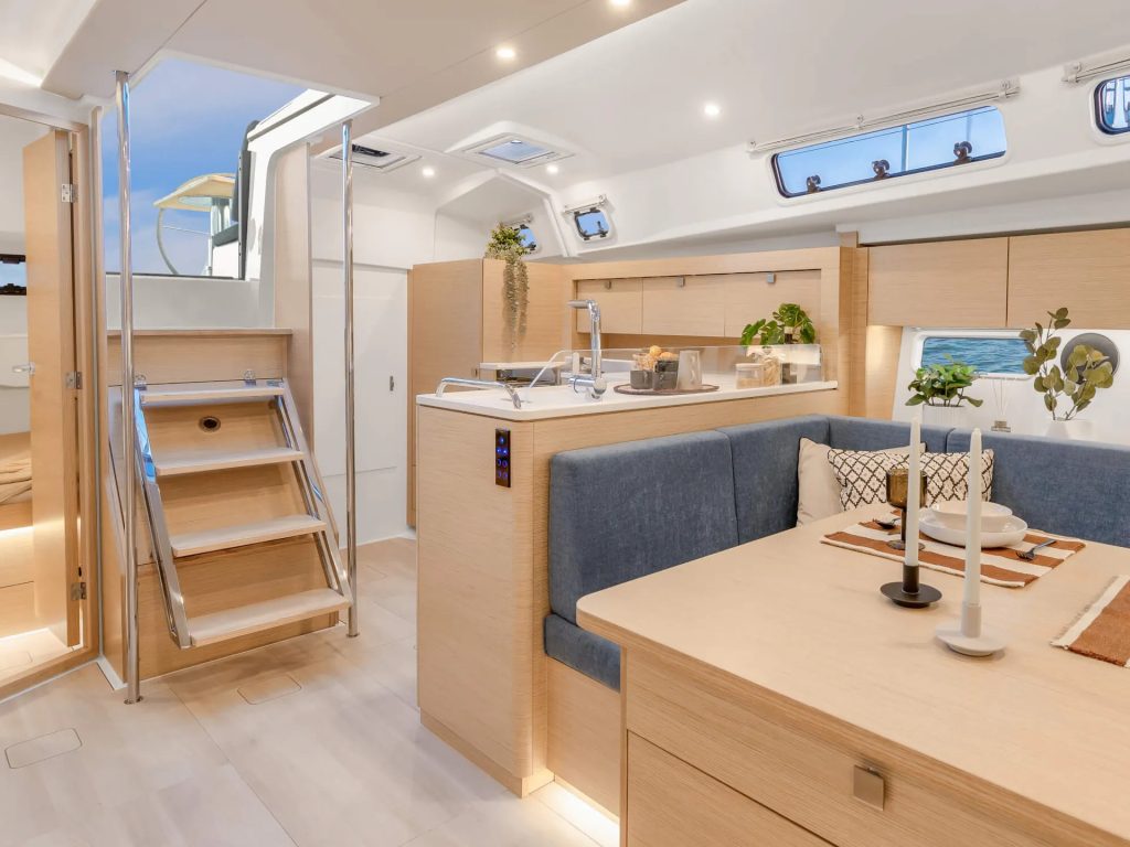 Najem jadrnice Hanse 410 interior