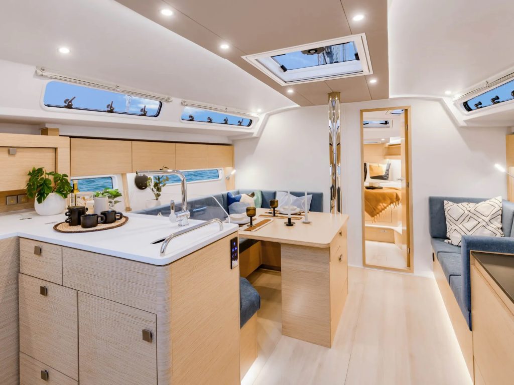 Najem jadrnice Hanse 410 interior