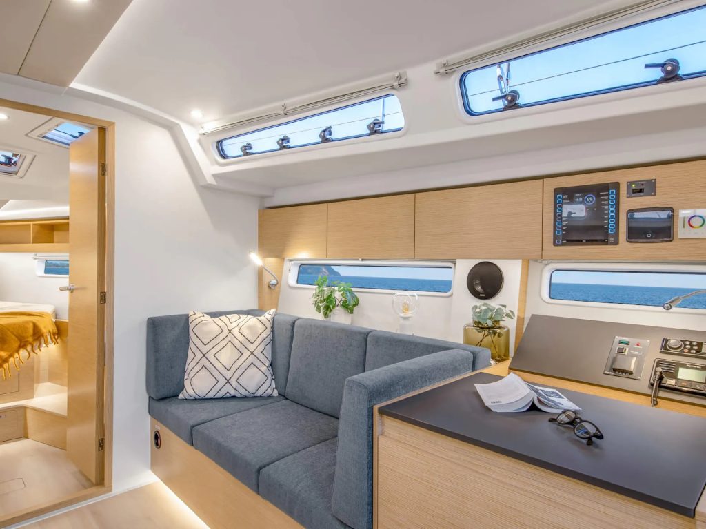 Najem jadrnice Hanse 410 interior