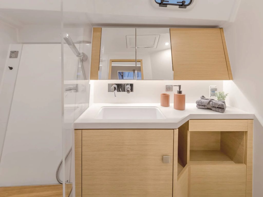 Najem jadrnice Hanse 410 interior